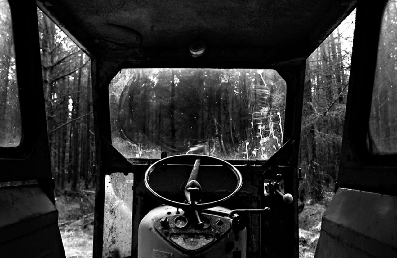 Abandoned tractor, Little Armscliffe