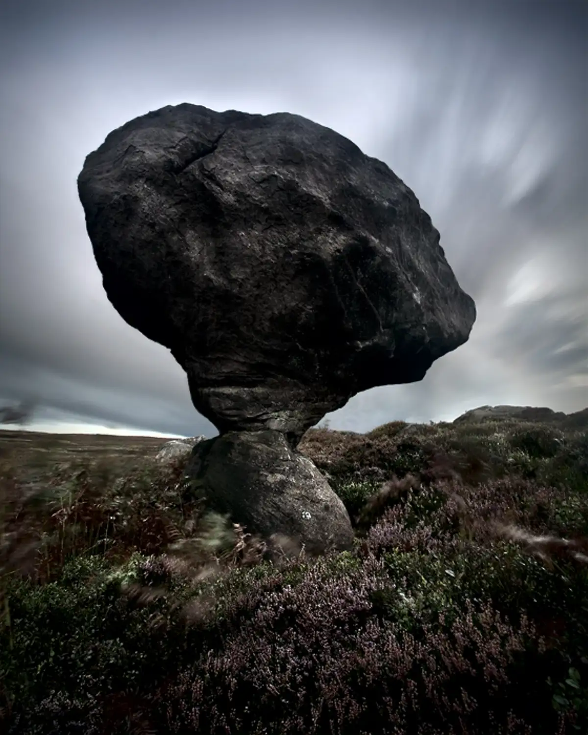 I'm alone and the sky turns grey